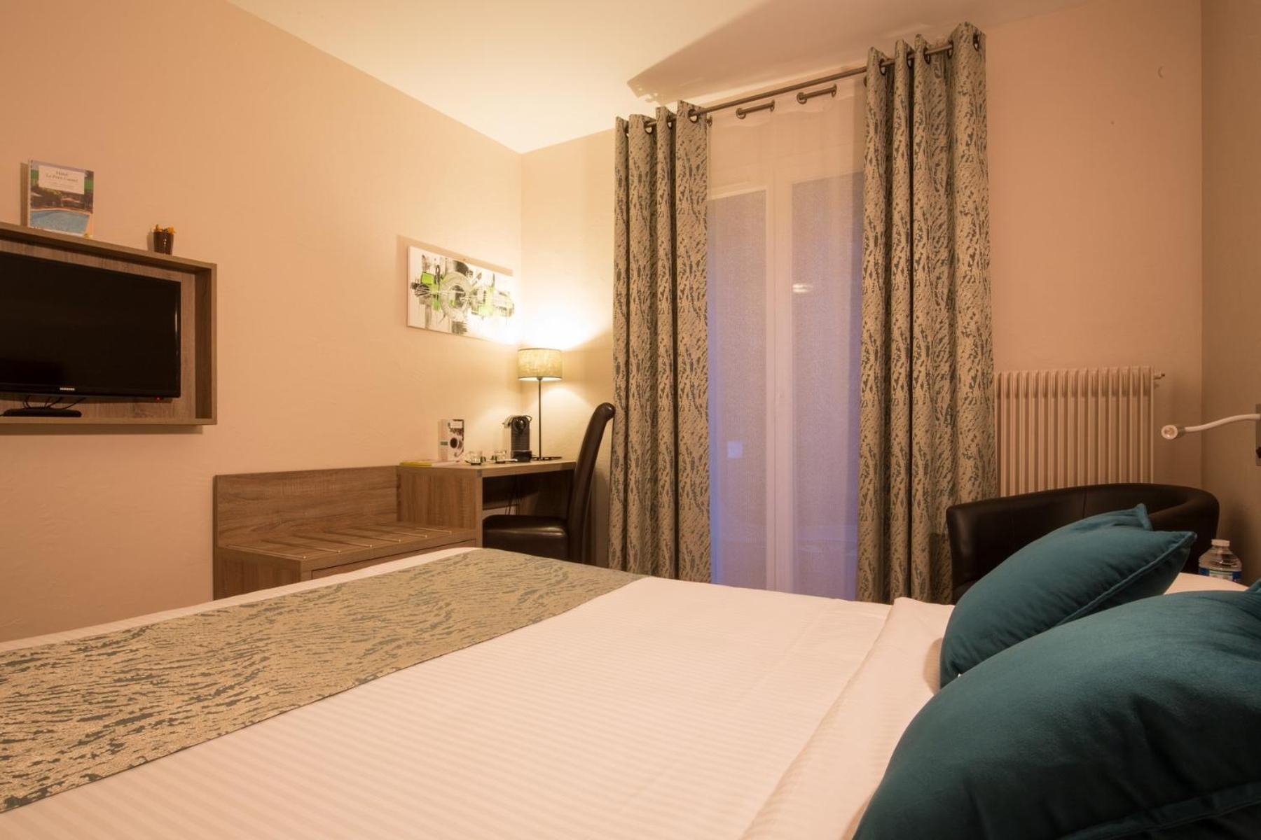 Logis Hotel Le Petit Casset La Boisse Habitación foto